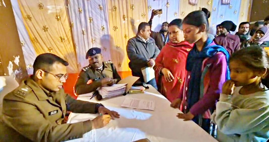 जनता दरबार में सुनी जा रही थीं शिकायतें, SP ने ऑन स्पॉट IO को किया सस्पेंड