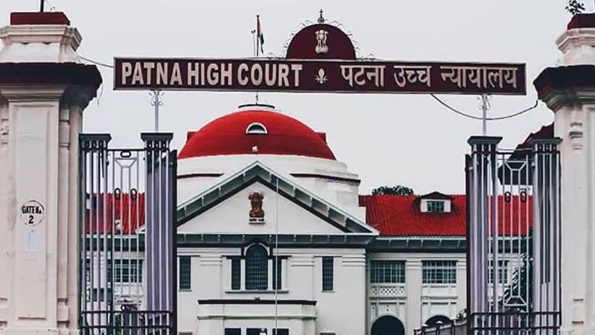 15 साल के नाबालिग को जेल, मिलेगा 5 लाख मुआवजा, पटना हाई कोर्ट ने माना 'बड़ी लापरवाही' पटना हार्ई कोर्ट ने पुलिस को लगाई फटकार, दो महीने तक नाबालिग को जेल में रखने पर ₹5 लाख मुआवज़ा देने का आदेश.
