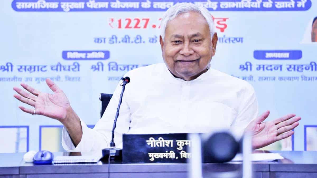 बिहार की 25 लाख महिलाओं को मिलेंगे 10-10 हजार रुपये, CM नीतीश कुमार डीबीटी से भेजेंगे 2500 करोड़