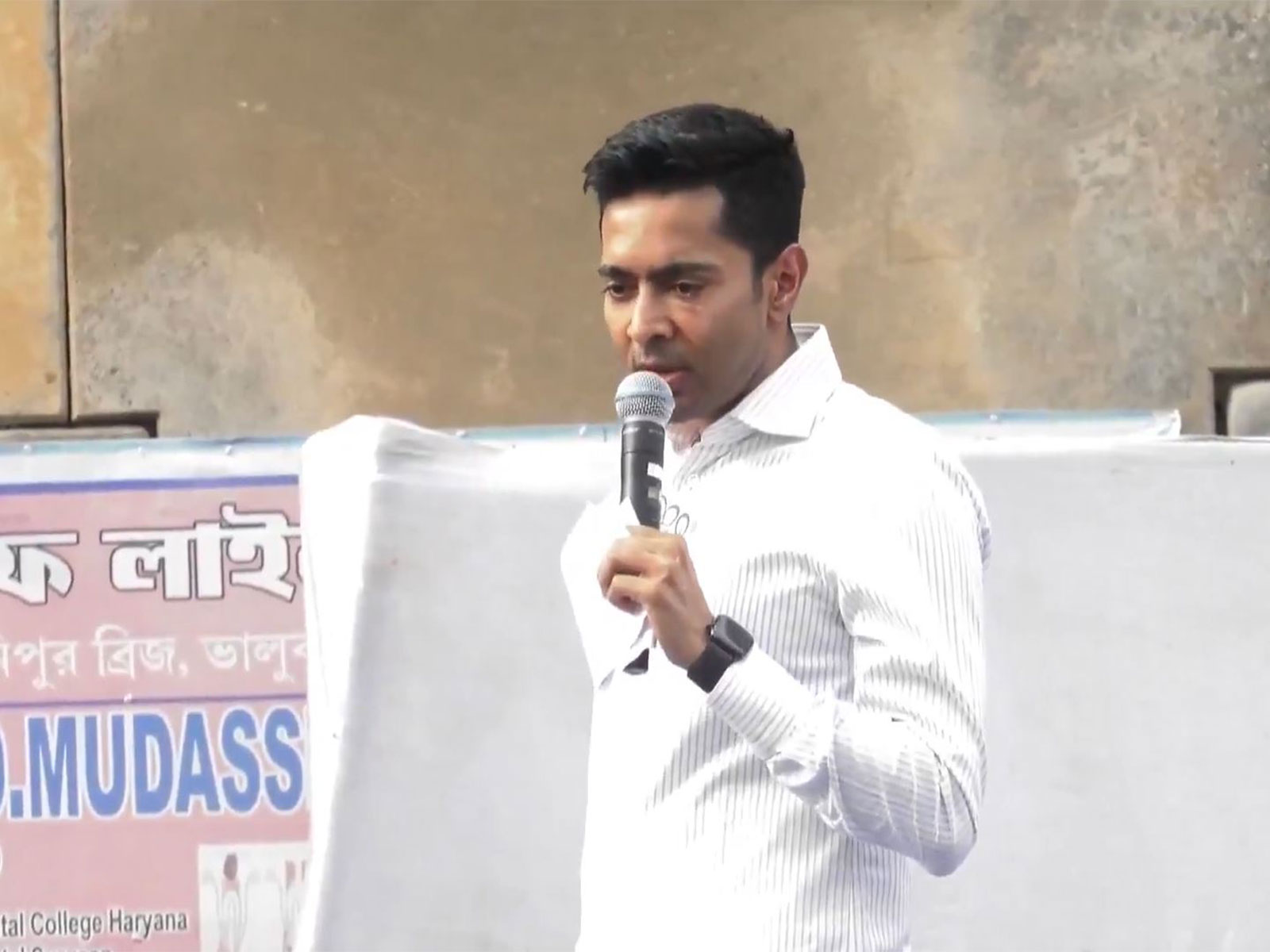 अभिषेक बनर्जी का पाकिस्तान पर हमला, ख्वाजा आसिफ को चेतावनी, राजनीति में बढ़ा तनाव